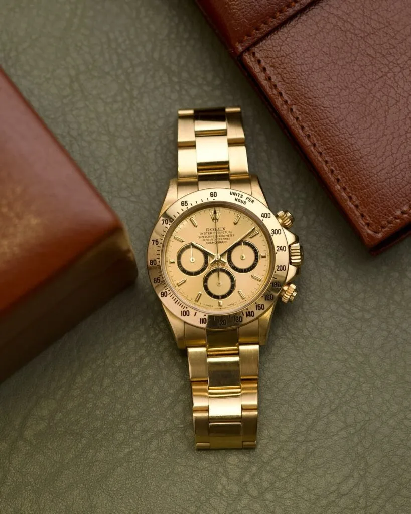 Rolex Daytona 16528: guida completa 4 Rolex Daytona 16528 il re dei Rolex a 5 cifre, appoggiato su un tavolo