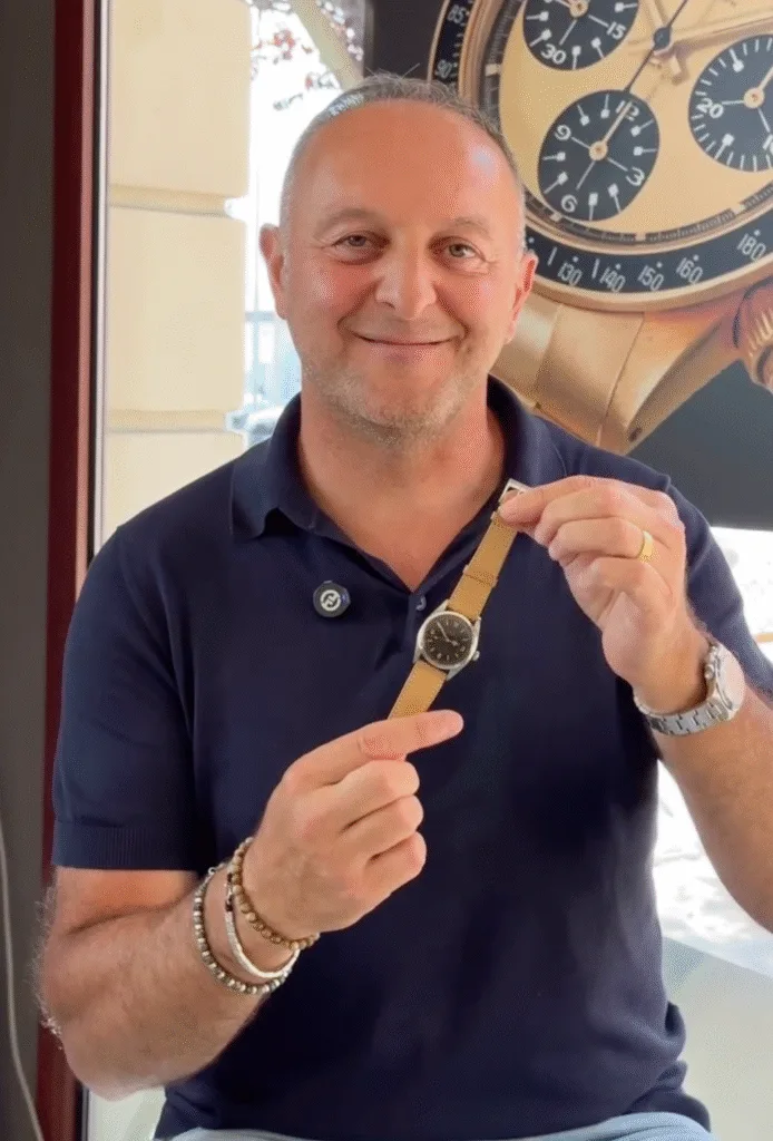 Valutazione Rolex: guida pratica 2026 4 Esperto di valutazione Rolex con un Rolex Explorer in mano