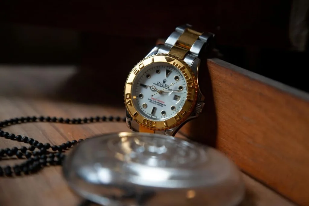 Rolex Yacht-Master usato: prezzi e valutazione 2026 4 Rolex Yacht-Master usato su un tavolo