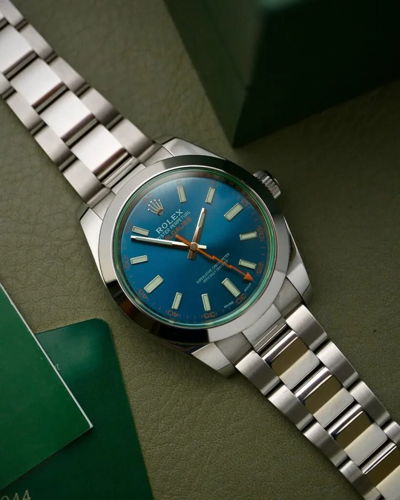 Rolex Milgauss: la guida completa 5 Rolex Milgauss 116400 appoggiato su un tavolo con scatola e garanzia ufficiale