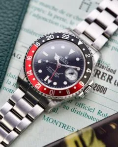 Rolex GMT-Master II 16710 appoggiato su tavolo con garanzia parte 2
