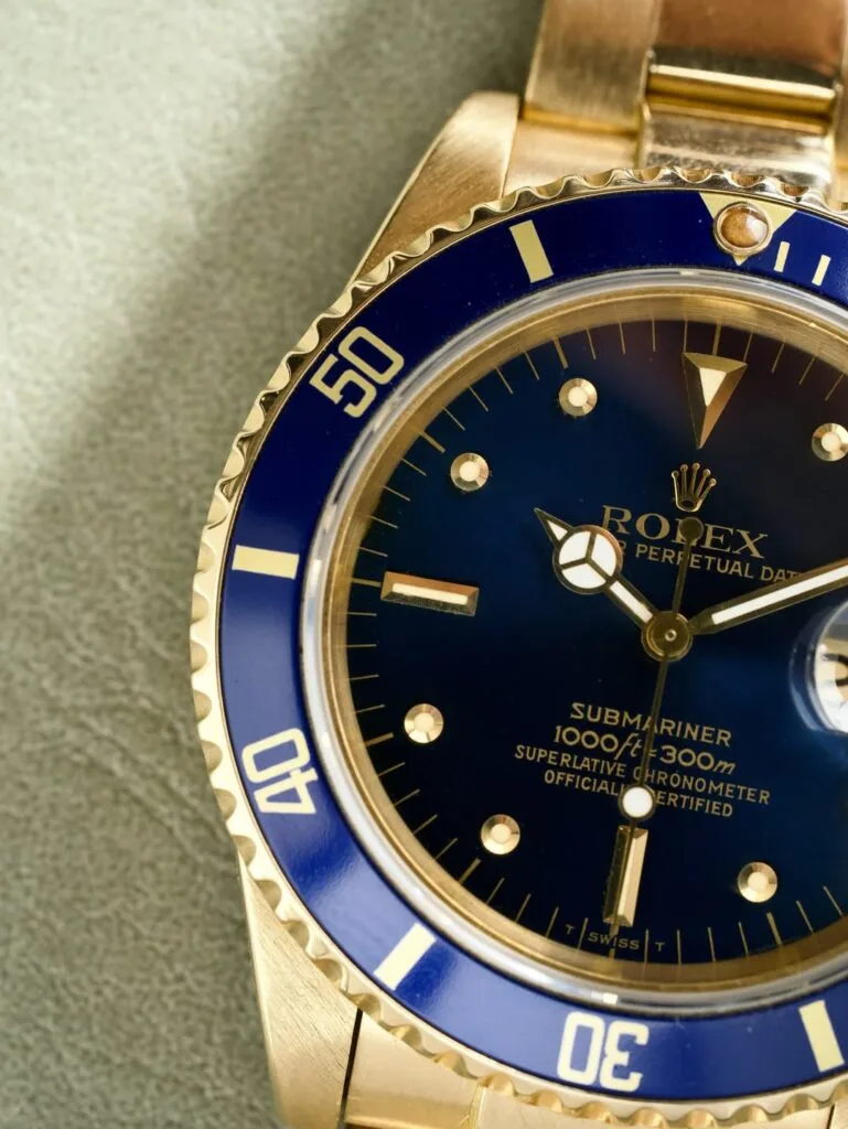 La corona Rolex: significato del logo, storia e simbolismo 4 Dettaglio corona Rolex - Rolex Submariner Date ref. 16808 Blue Jeans