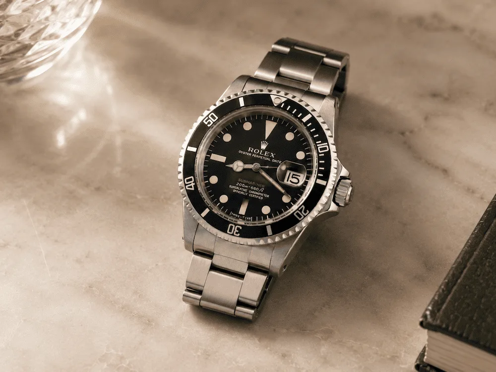 Rolex 1680: Red Sub, varianti e prezzi vintage 2026 4 Rolex 1680 Submariner (Sub Red) appoggiato su tavolo