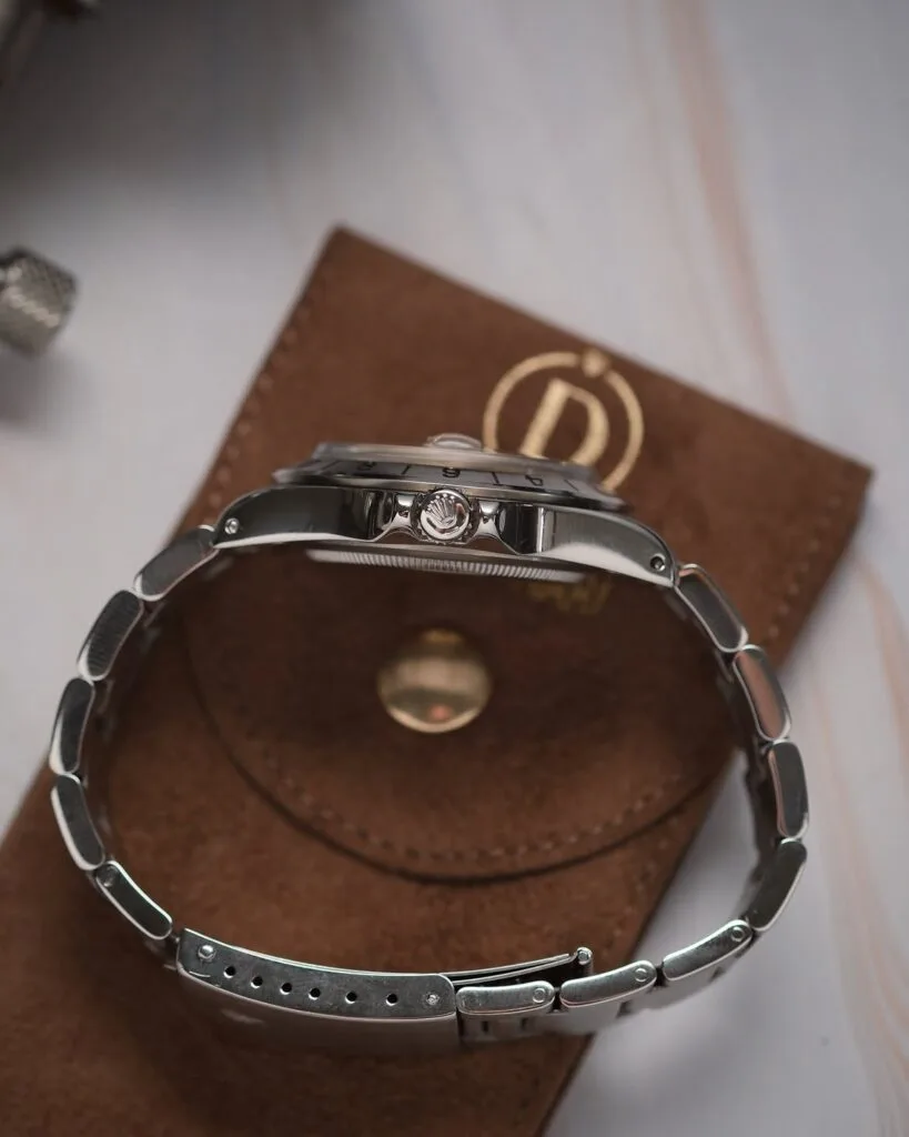 Chiusura Rolex: Oysterlock, Glidelock, Crownclasp e cosa dicono del tuo orologio 4 Chiusura Rolex Explorer II 1655 freccione