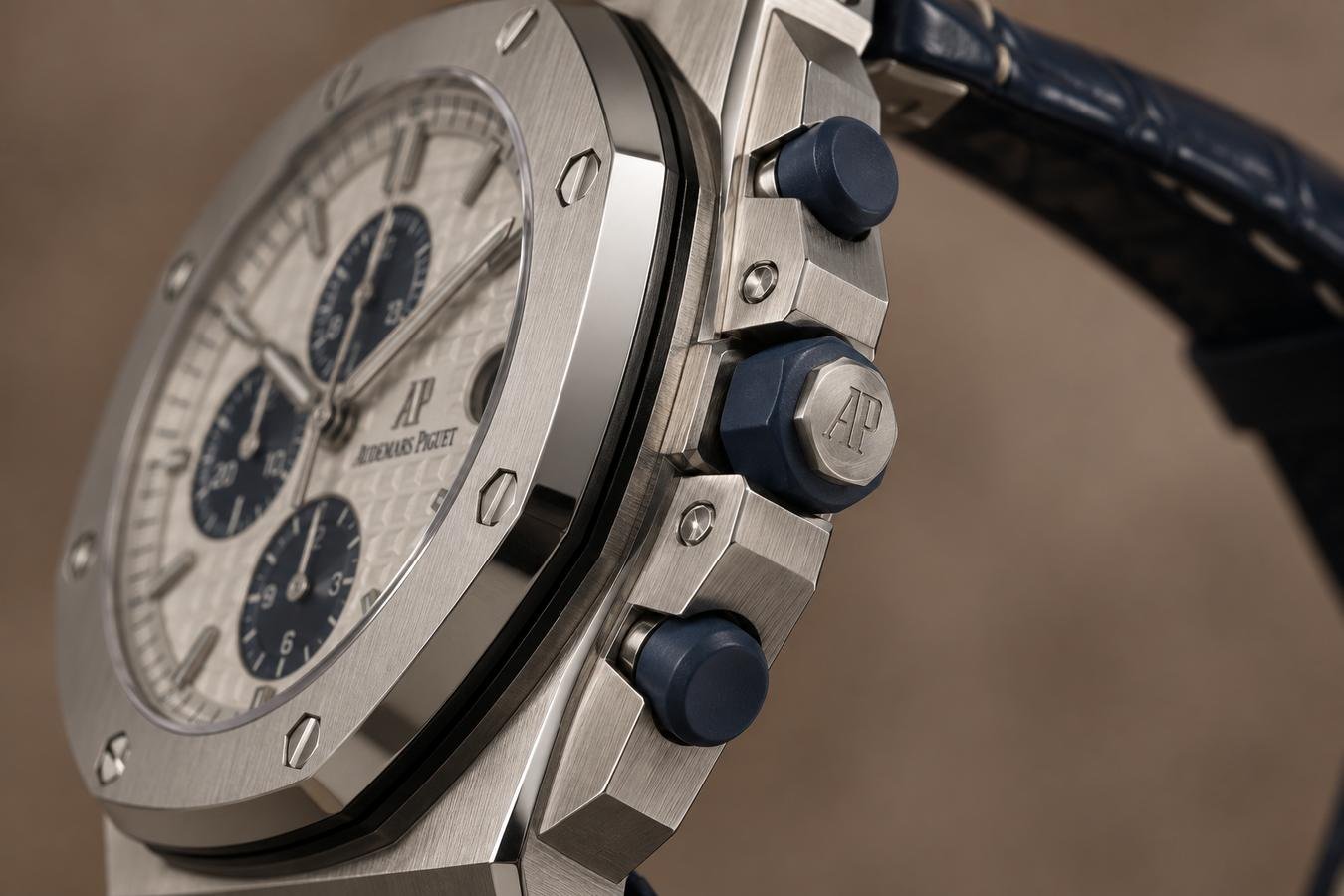 Illustrazione AI: macro del fianco cassa del Royal Oak Offshore con corona e pulsanti in gomma