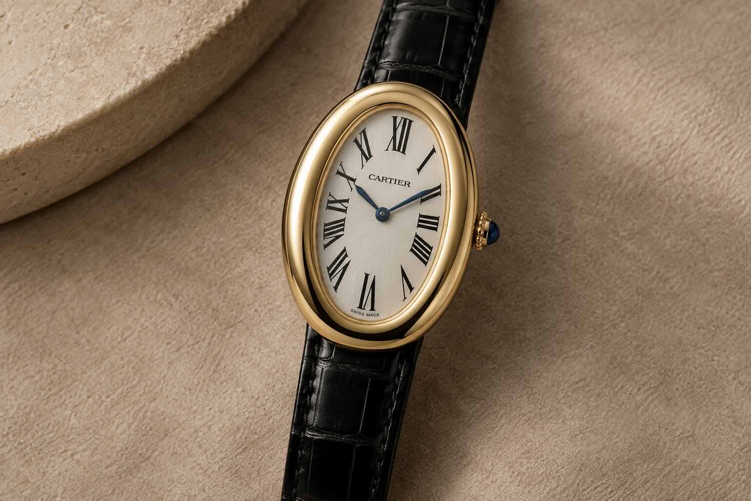 Orologi Cartier da donna: quale linea per quale polso 5 Illustrazione AI: Cartier Baignoire ovale in oro con cinturino nero