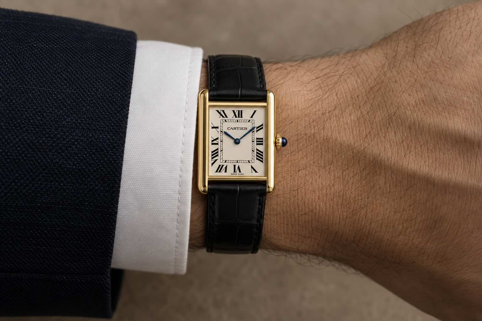 Illustrazione AI: Cartier Tank in oro al polso sotto il polsino di una camicia
