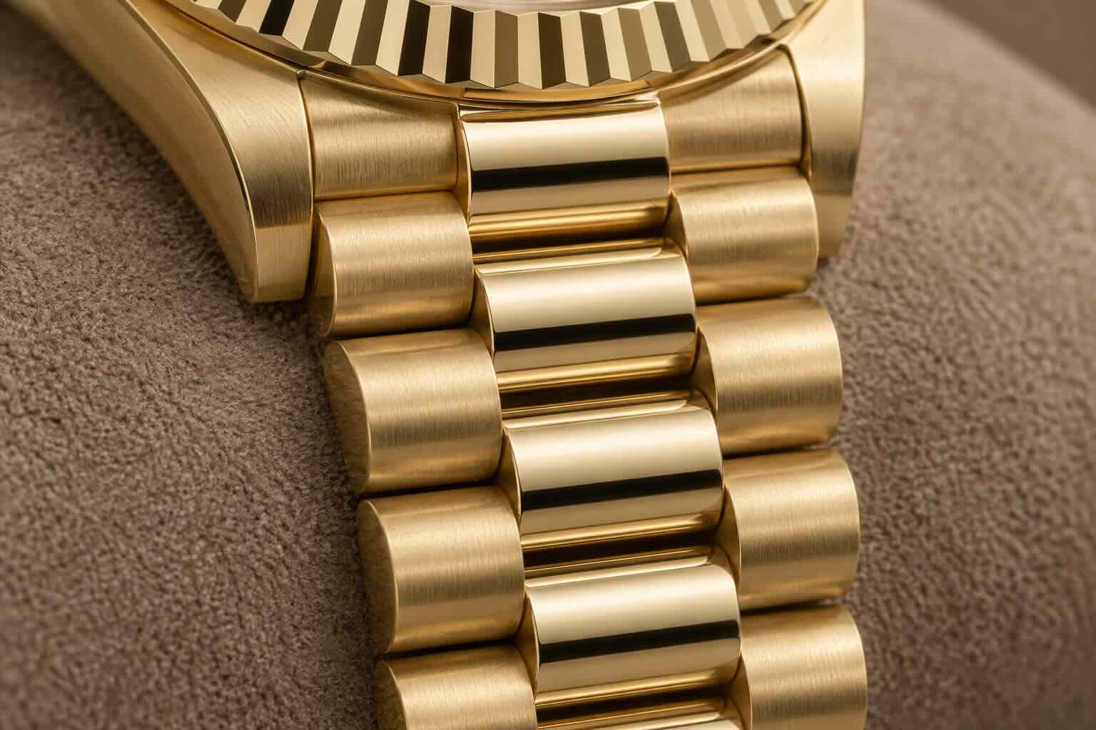 Rolex Day-Date: perché lo chiamano il President 5 Illustrazione AI: dettaglio del bracciale President a maglie semicircolari in oro