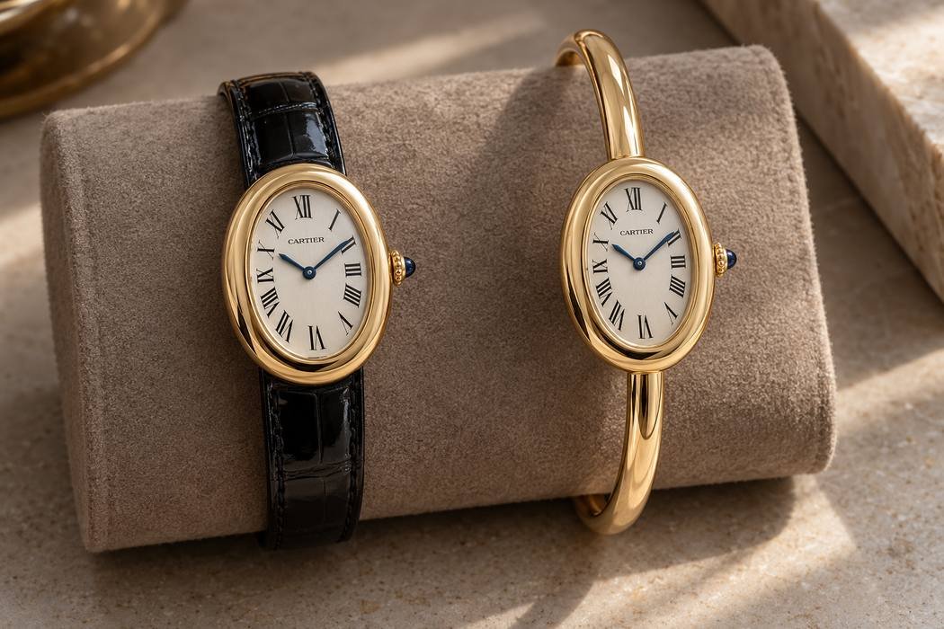 Illustrazione AI di due Cartier Baignoire a confronto, su cinturino nero e su bracciale rigido in oro.