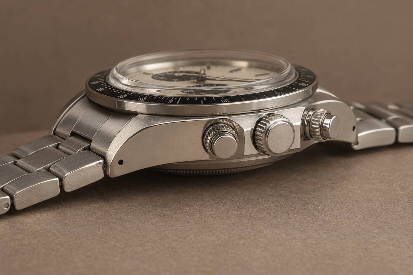 Tudor Big Block: che cos'ha di diverso dagli altri cronografi Tudor vintage? 5 Illustrazione AI: profilo della cassa spessa di un Tudor Big Block, con corona e pulsanti a vite